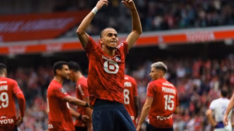 Ethan Mbappé comemora seu primeiro gol pelo Lille.