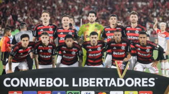 Jogadores do Flamengo em campo durante partida da Libertadores.
