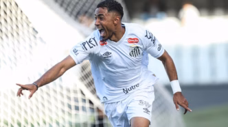 Felipe Laurindo comemorando um gol pelo Santos Sub-20 na partida contra o São Bernardo.