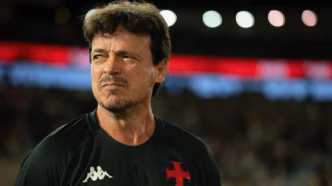 Fernando Diniz em ação durante o clássico Vasco x Fluminense pelo Brasileirão.