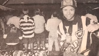 Lívia dos Santos, filha caçula de Mané Garrincha, homenageando o pai em um antigo recorte de jornal.
