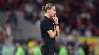 Filipe Luís em campo durante partida entre Flamengo e Cruzeiro pelo Brasileirão.