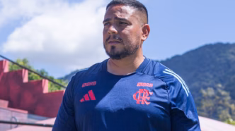 Filipe Torres, técnico do Flamengo Feminino, em comando durante partida do Carioca Sub-20.