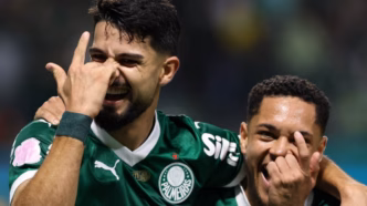 Flaco López e Vitor Roque, atacantes do Palmeiras, em treinamento.