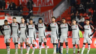 Elenco do Flamengo perfilado durante cobranças de pênaltis contra o Estudiantes, pelas quartas de final da Libertadores