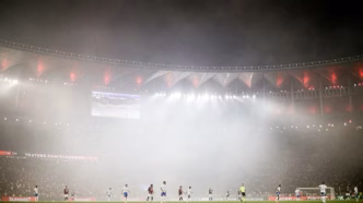 Jogadores de Flamengo e Cruzeiro em campo durante partida pelo Brasileirão no Maracanã.