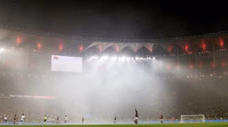 Torcedores do Flamengo no Maracanã durante partida contra o Cruzeiro, registrando recorde de público em 2025.