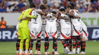 Elenco do Flamengo em campo durante partida contra o Fortaleza pelo Brasileirão.