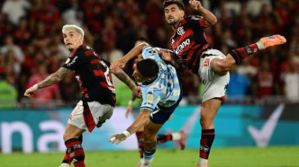Santiago Sosa se machuca durante partida entre Flamengo e Racing pela Libertadores