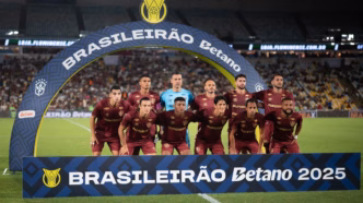 Time do Fluminense em campo em partida do Brasileirão.