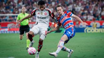 Partida entre Fortaleza e Flamengo pelo Brasileirão Série A.
