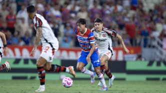 Ayrton Lucas, lateral do Flamengo, tira bola em cima da linha em jogo contra o Fortaleza pelo Brasileirão.