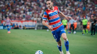 Partida entre Fortaleza e Vasco pelo Brasileirão, com foco na disputa pela bola.