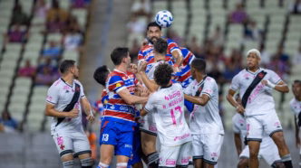 Hugo Moura, volante do Vasco, em ação durante a partida contra o Fortaleza pelo Campeonato Brasileiro.