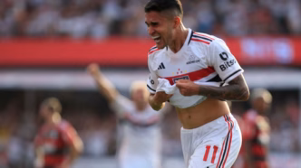 Rodrigo Nestor em ação pelo São Paulo em jogo contra o Fortaleza
