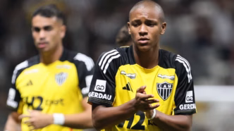 Gabriel Veneno em aquecimento para o clássico entre Atlético-MG e Cruzeiro, jogador permaneceu no banco de reservas.