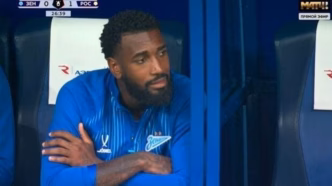 Gerson no banco durante partida do Zenit, na Rússia, com interesse de Palmeiras e Flamengo.