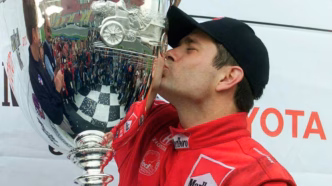 Piloto brasileiro Gil de Ferran celebra momento importante na carreira.