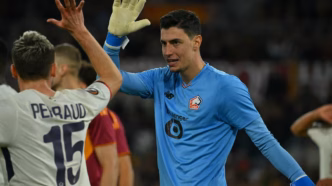 Goleiro do Lille, Özer, defende pênaltis contra a Roma na Europa League.