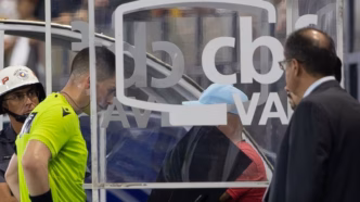 Árbitro analisa lance de pênalti com o VAR em partida do Grêmio.