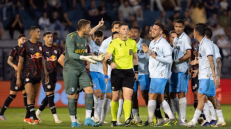 Jogadores do Grêmio protestam contra o árbitro em partida contra o Red Bull Bragantino.