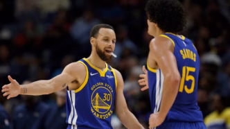 Gui Santos e Stephen Curry em partida da NBA, com o brasileiro demonstrando confiança.
