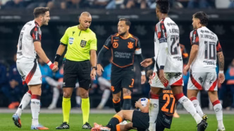 Gustavo Henrique em partida entre Corinthians e Flamengo, com foco na sua atuação.