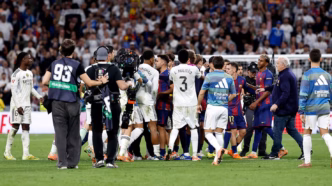 Jogadores do Real Madrid e Barcelona em meio a confusão após o clássico.