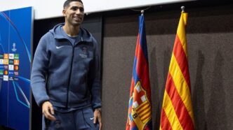 Achraf Hakimi do PSG em campo na véspera do jogo contra o Barcelona pela Champions League.