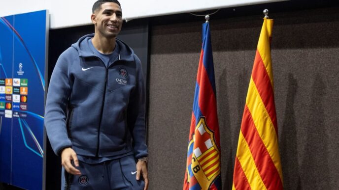Achraf Hakimi do PSG em campo na véspera do jogo contra o Barcelona pela Champions League.