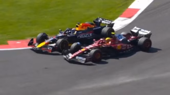Lewis Hamilton e Max Verstappen em intensa disputa por posição durante o GP do México de Fórmula 1.