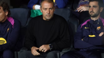 Hansi Flick em momento de concentração durante a partida entre Barcelona e PSG pela Champions League.