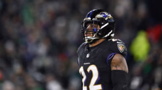 Derrick Henry, Running Back dos Ravens, celebra touchdown na NFL.