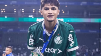 Larson, meio-campista do Palmeiras, em campo com a camisa do clube.