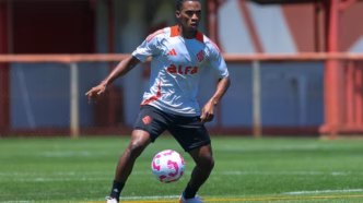Benjamin Arhin, meio-campista ganês do Internacional em treinamento com a camisa do clube.
