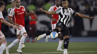 Imagem do estádio Beira-Rio em jogo entre Internacional e Botafogo, válido pelo Brasileirão.