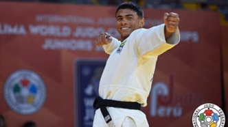 Jesse Barbosa comemorando a medalha de ouro no Mundial Júnior de Judô