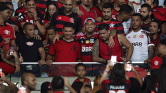 João Gomes, ex-Flamengo, em campo pelo Wolverhampton em partida da Premier League.