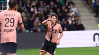 João Neves comemorando um gol pelo PSG.