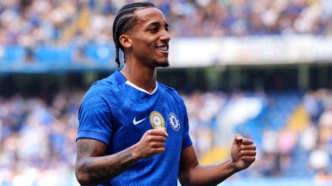 João Pedro comemora gol pelo Chelsea em amistoso contra o Milan.