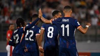 Jogadores da Holanda comemorando gol contra Malta nas Eliminatórias da Copa do Mundo.