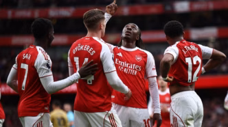 Jogadores do Arsenal comemorando o gol de Eze na Premier League.