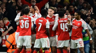 Jogadores do Arsenal comemoram gol marcado por Gyökeres contra o Atlético de Madrid na Champions League.