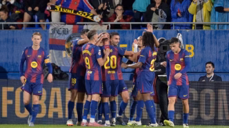 Jogadores do Barcelona comemorando gol, com foco em Eric García.