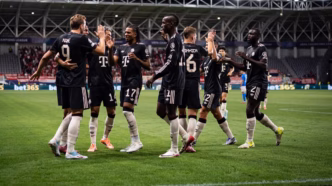 Jogadores do Bayern de Munique comemorando gol, possível reforço do Manchester United.