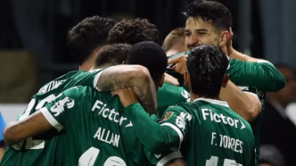 Jogadores do Palmeiras em campo comemorando um lance.