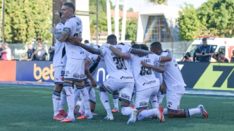 Jogadores do Vasco celebram gol em partida do Campeonato Brasileiro.