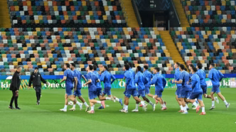 Jogadores de Israel em treino no Bluenergy Stadium antes do jogo contra a Itália, pelas Eliminatórias da Europa.