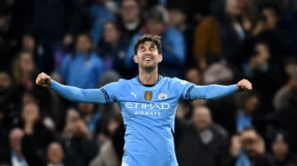 John Stones comemora gol pelo Manchester City em partida da Champions League.