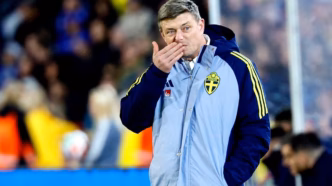 Jon Dahl Tomasson, técnico demitido da seleção da Suécia, em ação.